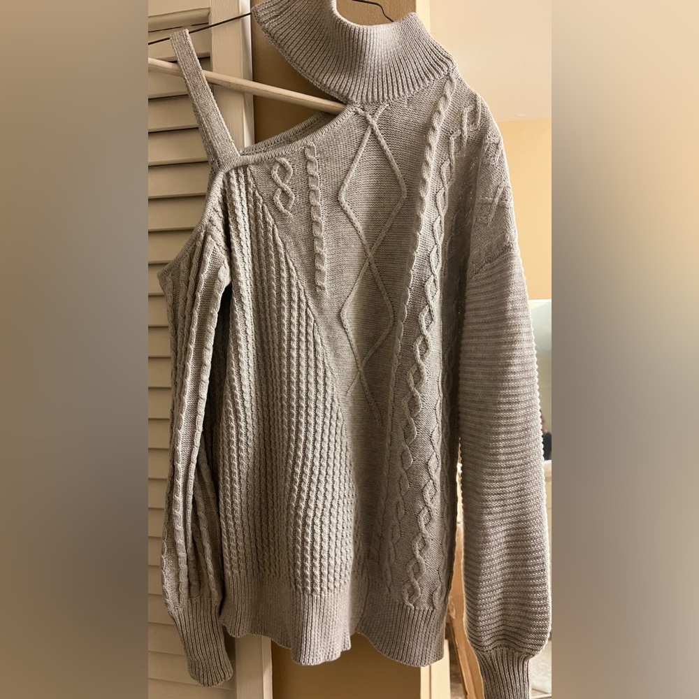 One Side Cold Shoulder Sweater - Picture 4 of 4